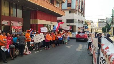 Otro escrache contra Bacchetta por el enjuiciamiento del juez Yoan Paul López - Nacionales - ABC Color