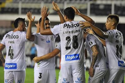 Santos supera a Delfín y lidera en el grupo de Olimpia