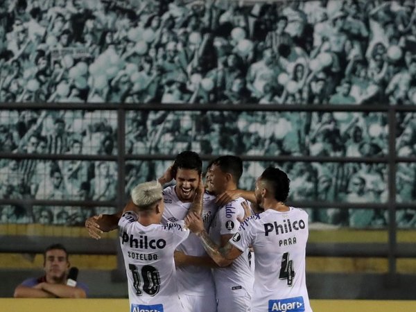 Santos gana y afianza su liderato