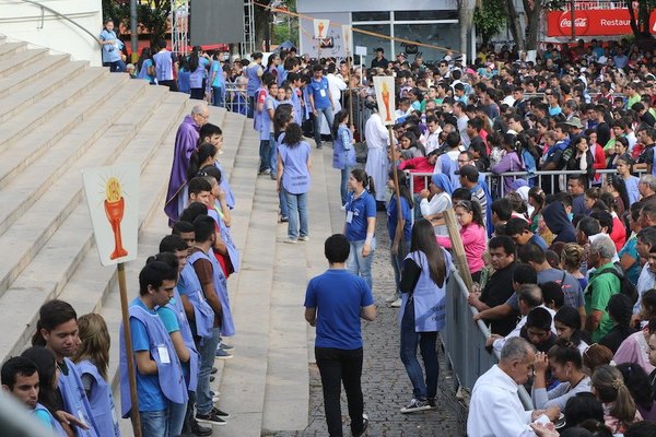 Piden no dar “la paz” en las iglesias | Crónica