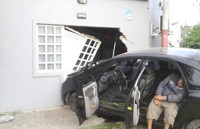 Ka’úre chocó su auto contra una casa ha oke mano upépe | Crónica