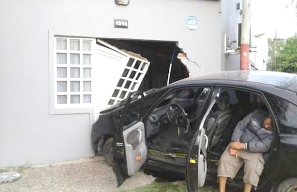Ka’úre chocó su auto contra una casa ha oke mano upépe | Crónica