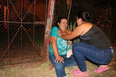 Mujer se encadena porque su hija pretende desalojarla de su domicilio, según denuncia - Nacionales - ABC Color