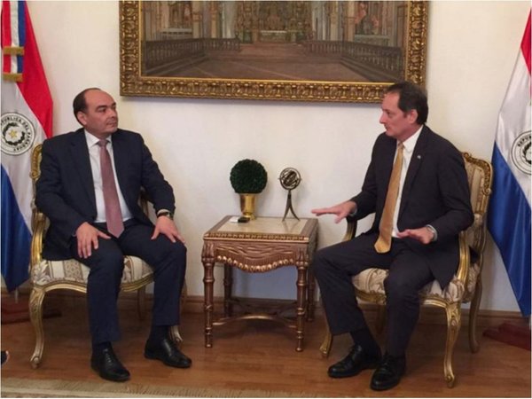 Embajador dice que puede retirarse visa de EEUU a otros funcionarios