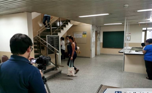 HOY / Junta suspende marcación digital y exonera de asistencia a mayores de 60