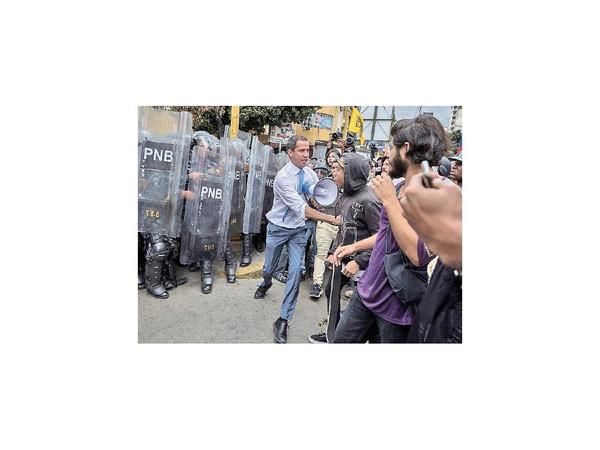 Fuerzas policiales chavistas reprimen marcha de Guaidó