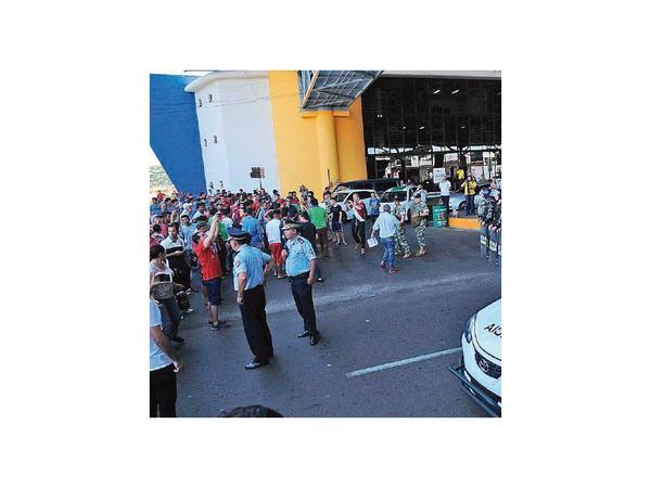 CDE: Paseros se manifiestan contra controles aduaneros