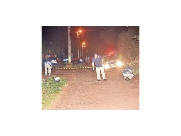 Mujer muere a tiros en pelea de vecinos