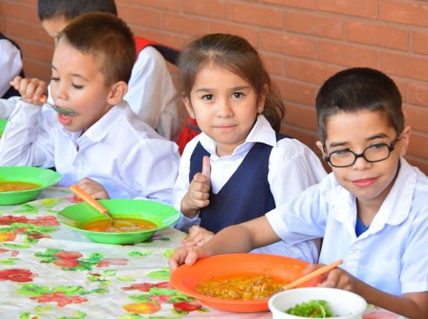 Llega almuerzo escolar con 15 días de atraso - Locales - ABC Color