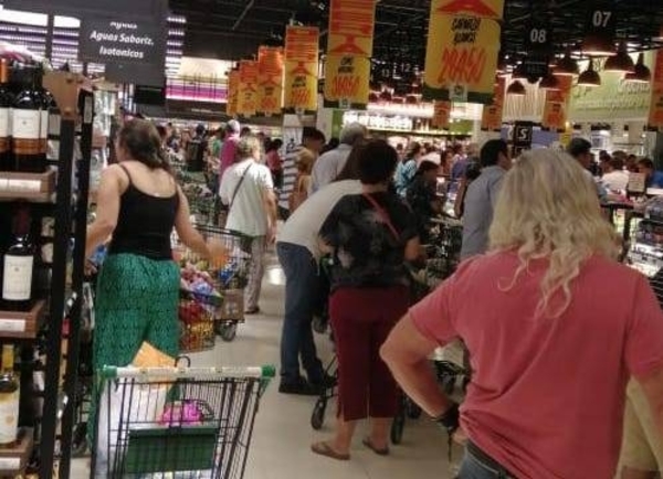 HOY / Supermercados piden calma: no se acabarán los productos y horarios se mantendrán