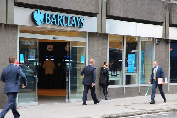 Tres ex ejecutivos de Barclays son absueltos de cargos de fraude.
