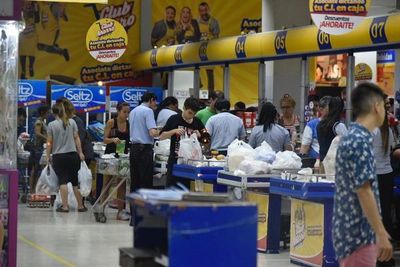 Supermercados piden calma y ruegan que clientes no toquen los panes con sus manos - Nacionales - ABC Color