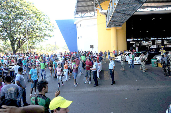 Paseros levantan protesta por dos días, tras promesa de intermediación del gobernador