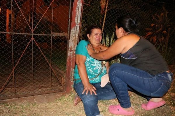 Mujer se encadena ante desalojo impulsado por su hija
