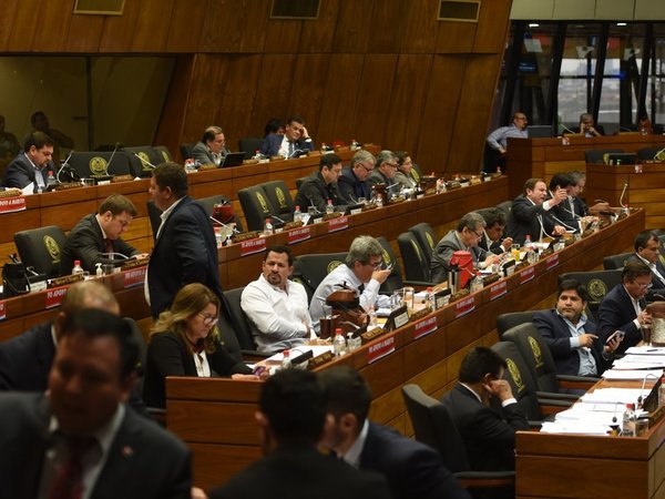 Diputados suspenden sesión ordinaria y convocan a una extra