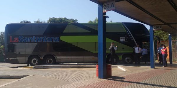 Terminal: apartan a mujer con alta temperatura y retienen bus