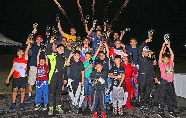 El karting abrió su temporada 2020 en horario nocturno