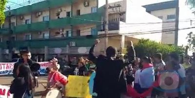 Ciudadanos indignados arrojaron huevos por la residencia del juez electoral Julio Damián Pérez Peña