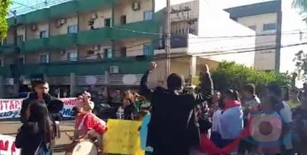 Ciudadanos indignados arrojaron huevos por la residencia del juez electoral Julio Damián Pérez Peña