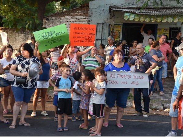 Vecinos de barrio Obrero se manifiestan por falta de agua en la zona