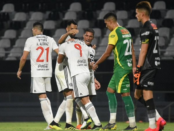 Dos goles de cabeza enderezan el camino de Olimpia