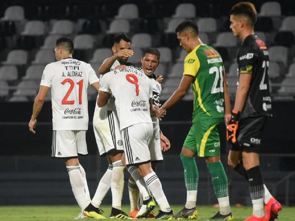 Dos goles de cabeza enderezan el camino de Olimpia