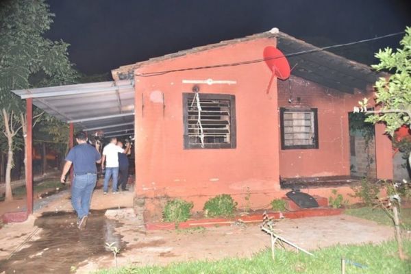 Vecinos queman vivienda de presuntos asesinos de mujer