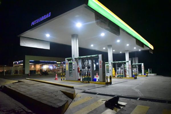 Suman cuatro las gasolineras que reducen precios por covid-19  - Nacionales - ABC Color