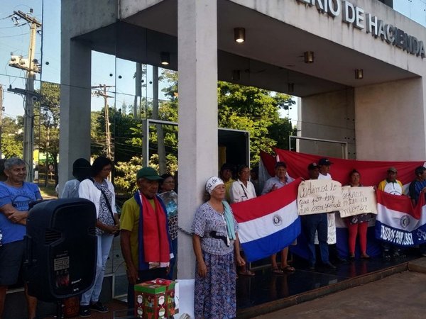 Abuelos toman  sede de Hacienda de CDE y reclaman subsidio legal