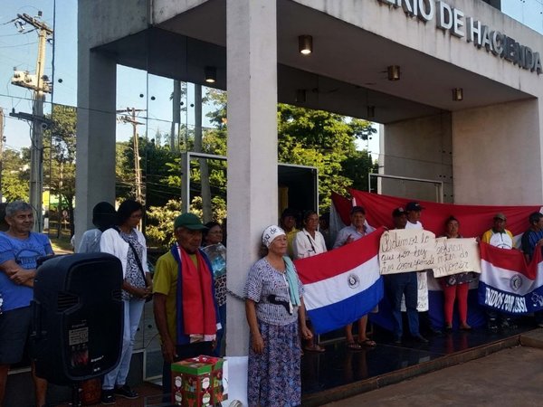 Abuelos toman sede de Hacienda de CDE y reclaman subsidio legal