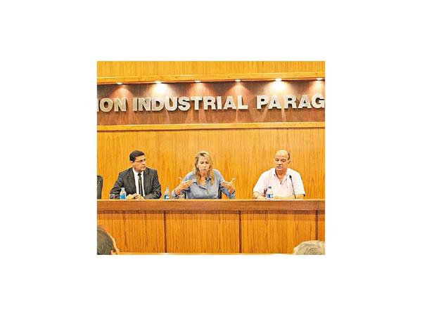 Industrias aseguran abastecimiento y Gobierno controlará los precios