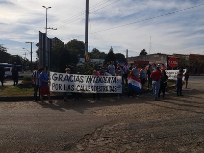 Vecinos de Remanso se manifiestan contra la Intendente de MRA - Informate Paraguay