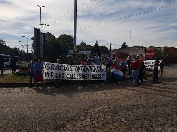 Vecinos de Remanso se manifiestan contra la Intendente de MRA - Informate Paraguay