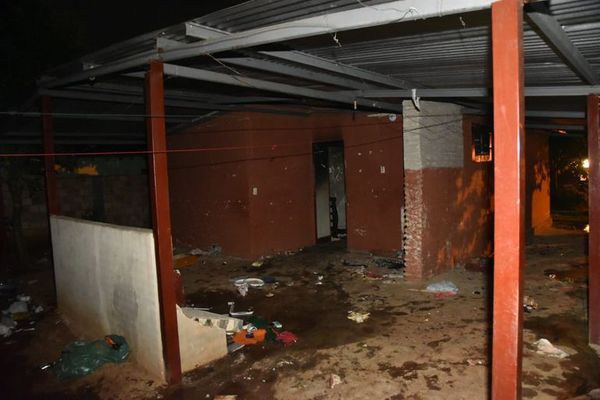 Vecinos incendiaron casa de supuestos asesinos