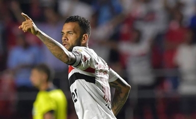 HOY / Dani Alves endereza el rumbo del Sao Paulo en el 'grupo de la muerte'