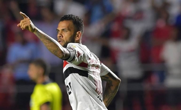 HOY / Dani Alves endereza el rumbo del Sao Paulo en el 'grupo de la muerte'