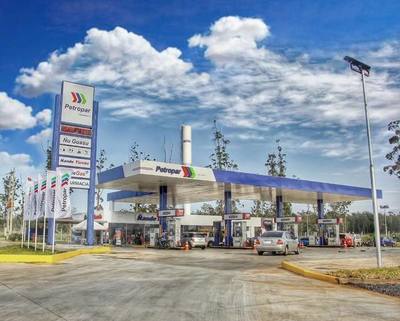 Petropar reduce 400 guaraníes el precio de sus combustibles