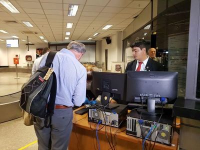 Coronavirus: Intensifican controles en aeropuerto, que recibe a menos pasajeros - Nacionales - ABC Color