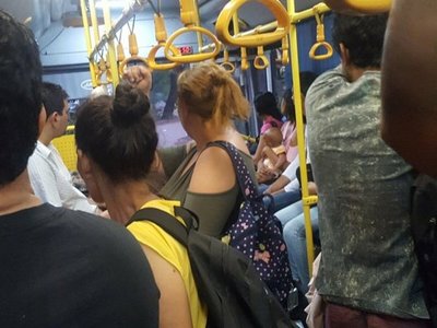 Policías advierten a choferes que no lleven pasajeros parados