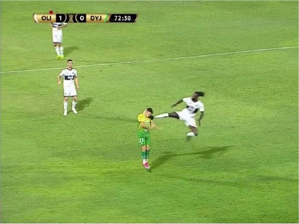 La tremenda patada de Adebayor