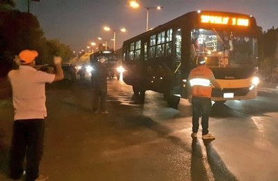 Transportistas desacatan medidas de prevención y pasajeros viajan parados - ADN Paraguayo