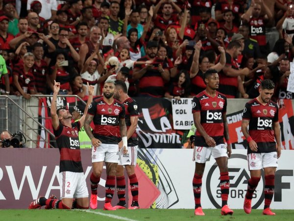 El campeón Flamengo hace respetar su casa y golea al Barcelona