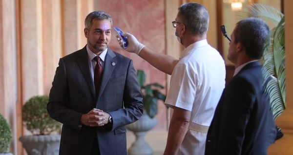 Coronavirus: Presidente es sometido a control preventivo de temperatura