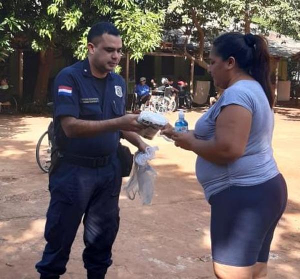 Agentes de la comisaría 5ª donan tapabocas a hogar de ancianos