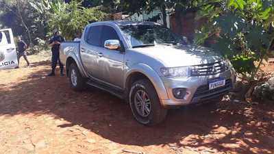 Desconocidos abandonan lujosa camioneta robada en Hernandarias