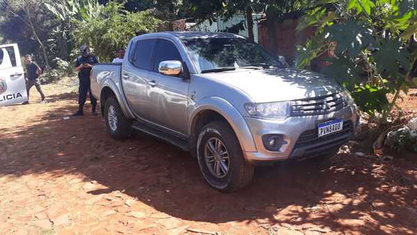 Desconocidos abandonan lujosa camioneta robada en Hernandarias