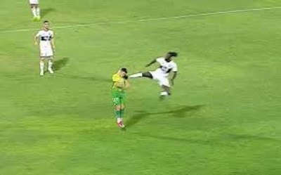 Criminal patada y expulsión de Adebayor en la Libertadores