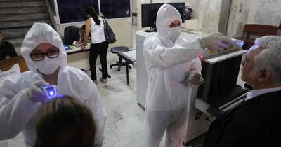 Covid-19: Miden temperatura a personas que asisten al Palacio de Justicia