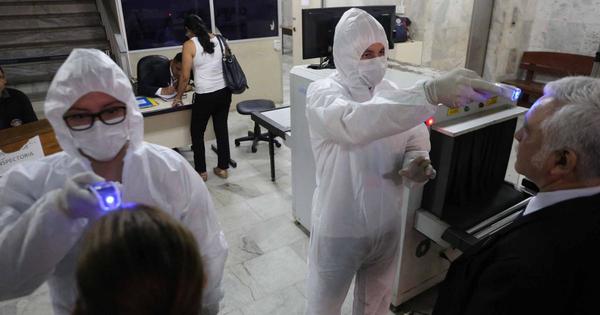 Covid-19: Miden temperatura a personas que asisten al Palacio de Justicia