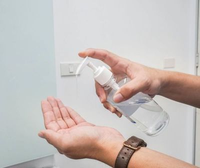 Limitan venta de alcohol en gel, sólo dos por persona